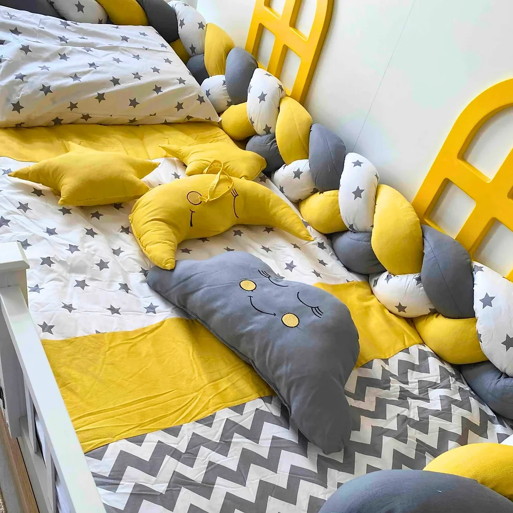 Bebek Odası Dekorasyonunda Yenilikçi Çözümler: İsimli Nevresim Takımları ve Montessori Uyku Setleri