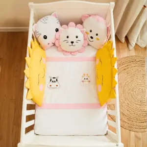 dekoratif yastıkları bulunan bebek uyku seti nevresim takımı