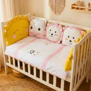 dekoratif yastıkları bulunan bebek uyku seti nevresim takımı